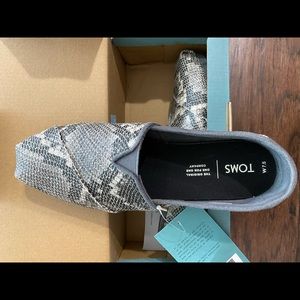Toms women’s 7.5 snake classic shoe
